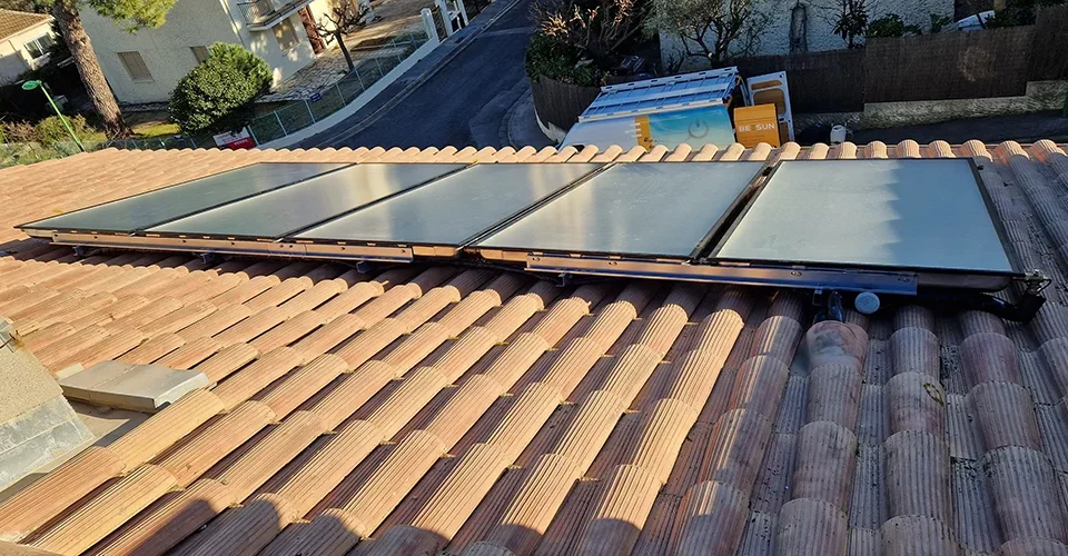 5 panneaux solaires thermiques de 2m² chacun de Syrius Solar Industry installés au Crès, partie intégrante du système solaire combiné