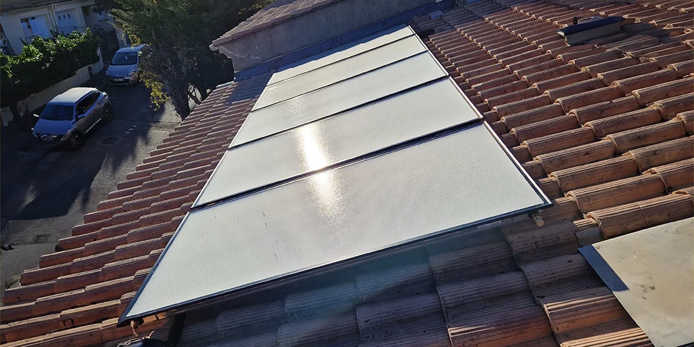 Panneaux solaires de Syrius Solar Industry en pleine activité au Crès, captant efficacement l'énergie solaire pour le système solaire combiné