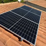 Gros plan des panneaux solaires Sharp, partie de l'installation de 2.25kWc sur un toit en tuile à Fleury, mettant en évidence leur efficacité