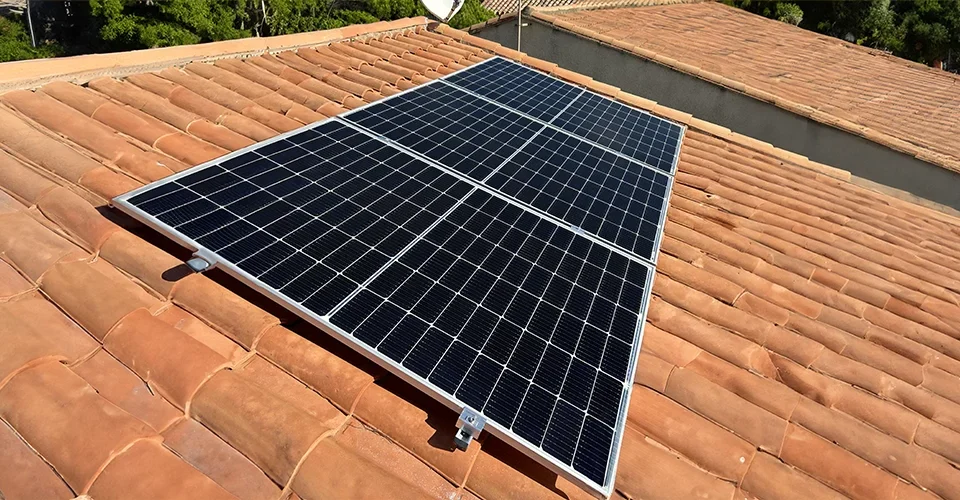 Gros plan des panneaux solaires Sharp, partie de l'installation de 2.25kWc sur un toit en tuile à Fleury, mettant en évidence leur efficacité