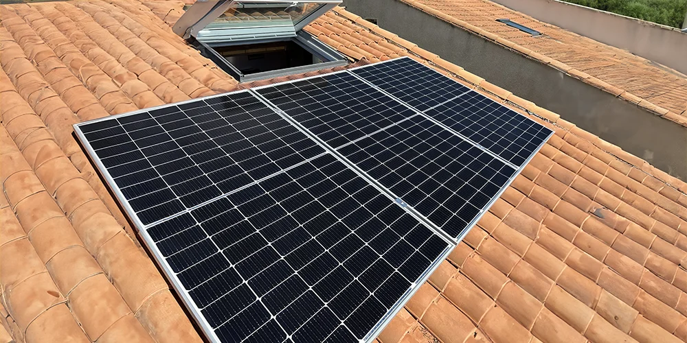 Vue d'ensemble de l'installation solaire avec panneaux Sharp sur un toit en tuile à Fleury, totalisant une capacité de 2.25kWc