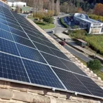Panneaux solaires Sharp 375W intégrés harmonieusement sur un toit résidentiel à Le Vigan, reflétant une installation professionnelle de 9kWc