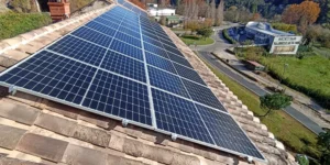Vue aérienne de 24 panneaux solaires Sharp 375W installés à Le Vigan, totalisant 9kWc, dans un cadre résidentiel verdoyant