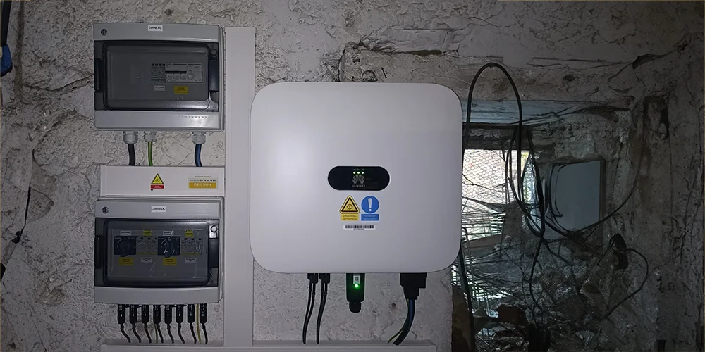 Onduleur Huawei Sun 2000 installé dans une maison à Le Vigan, composant clé de l'installation solaire de 9kWc, garantissant efficacité et fiabilité