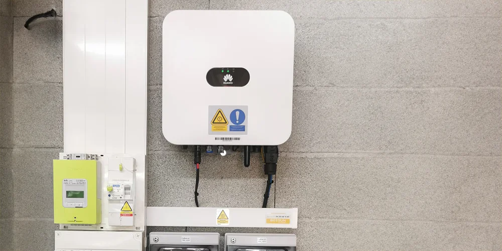 Onduleur Huawei Sun 2000, élément crucial de l'installation solaire de 3kWc à Clermont-l'Hérault, assurant une conversion d'énergie optimale