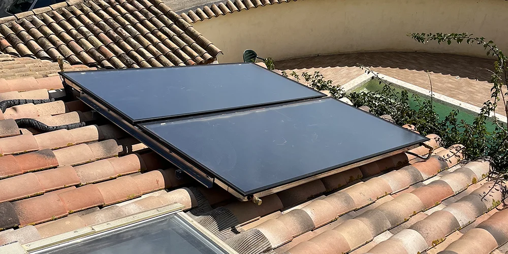 Gros plan des capteurs solaires Syrius à Vendres, soulignant la qualité et l'efficacité du système de chauffage solaire