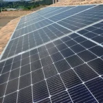 "Vue d'ensemble de l'installation photovoltaïque de 3kWc avec 8 panneaux NU-JC 375 Sharp à Clermont-l'Hérault, démontrant une intégration parfaite