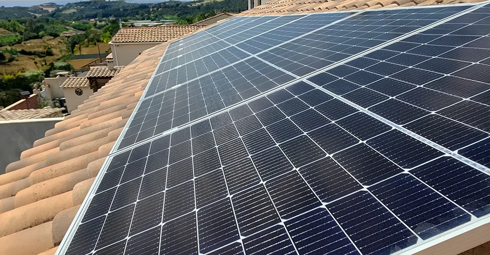 "Vue d'ensemble de l'installation photovoltaïque de 3kWc avec 8 panneaux NU-JC 375 Sharp à Clermont-l'Hérault, démontrant une intégration parfaite