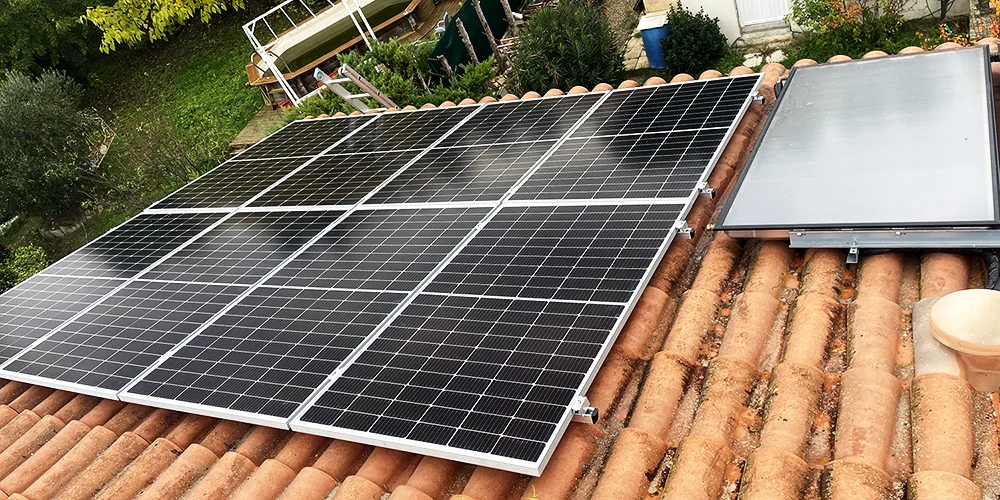 Gros plan sur les panneaux solaires Sharp 375W à La Calmette, montrant la précision de l'installation de 3kWc sur un toit en tuile