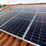 Alignement soigné des panneaux solaires Sharp 375W sur un toit incliné en tuile à La Calmette, optimisant l'efficacité énergétique de l'installation de 3kWc