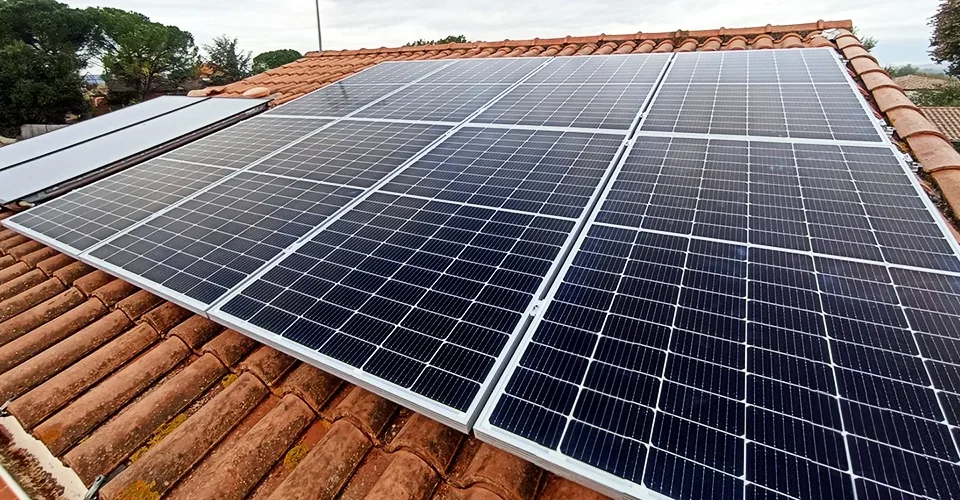 Alignement soigné des panneaux solaires Sharp 375W sur un toit incliné en tuile à La Calmette, optimisant l'efficacité énergétique de l'installation de 3kWc