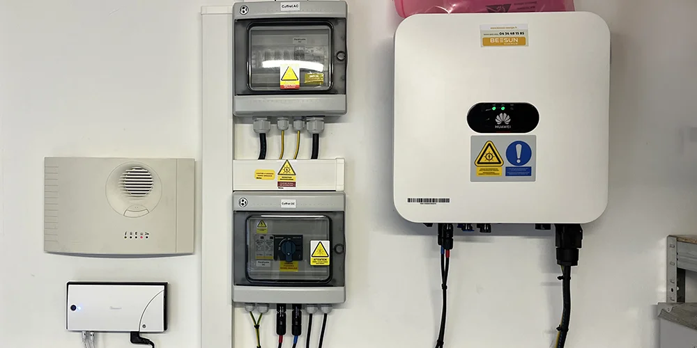 Onduleur Huawei Sun 2000, composant essentiel de l'installation PV de 4,07kWc à Vendres, assurant une conversion énergétique efficace