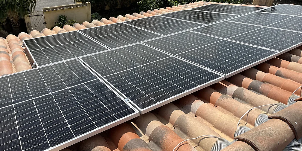 Gros plan sur les panneaux photovoltaïques Sharp 370W à Vendres, partie de l'installation solaire de 4,07kWc, haute performance