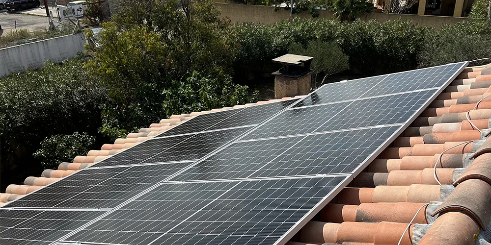 Panneaux photovoltaiques sur toit en tuile, hérault