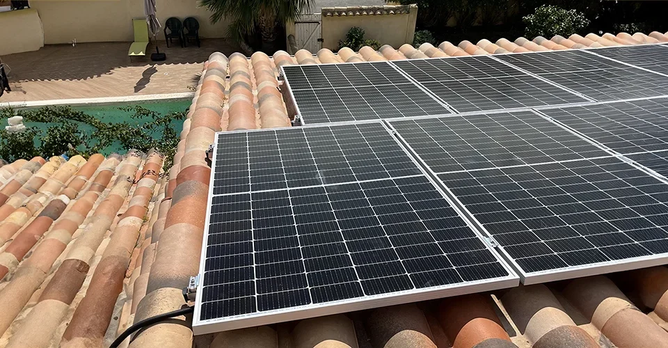 Panneaux solaires Sharp 370W s'intégrant harmonieusement dans le paysage résidentiel de Vendres, démontrant une combinaison parfaite d'esthétique et d'efficacité énergétique