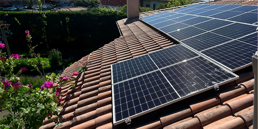 Panneaux solaires Sharp 375W installés de manière esthétique et fonctionnelle à Tournefeuille, alliant performance et design