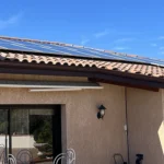 Panneaux solaires Sharp 375W à Tournefeuille, capturant efficacement l'énergie solaire, symbole de durabilité et d'innovation en énergie renouvelable