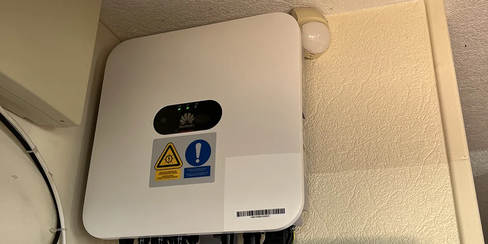 Onduleur Huawei Sun 2000 et système de gestion d'énergie Comwatt à Tournefeuille, assurant une gestion optimale de la production solaire