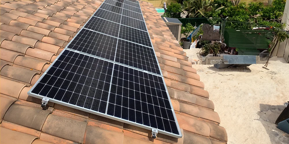 Gros plan sur les panneaux solaires Sharp NU-JC 375, partie de l'installation solaire de 3kWc à Clermont-l'Hérault, affichant efficacité et qualité