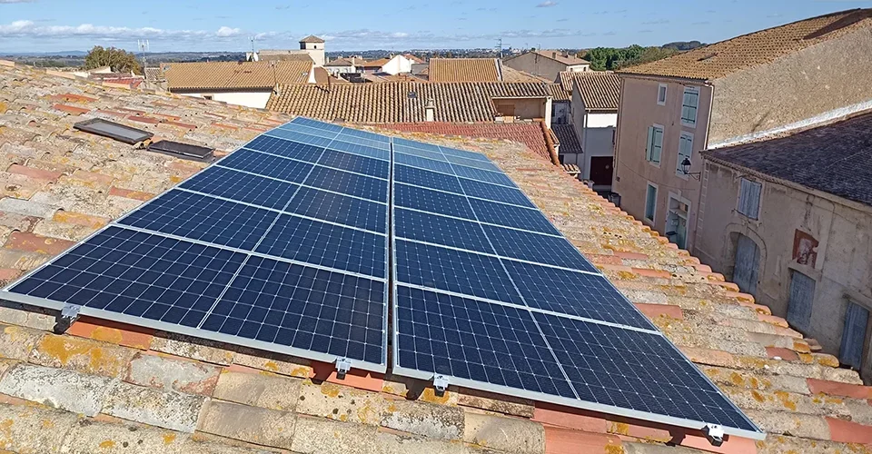 Gros plan des panneaux solaires Sharp 375W à Colombiers, montrant la qualité et l'efficacité de l'installation de 6kWc
