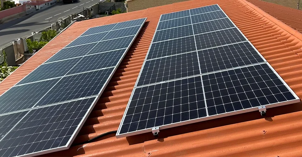 Vue d'ensemble de l'installation photovoltaïque de 4.5kWc avec 12 panneaux Sharp 375W à Gruissan, optimisant l'efficacité énergétique