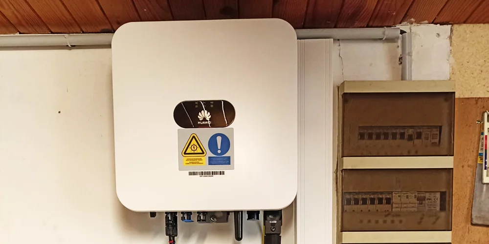 Onduleur Huawei Sun 2000, élément essentiel de l'installation solaire de 3kWc à La Calmette, garantissant une conversion énergétique optimale