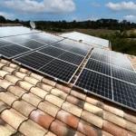 Installation des panneaux solaires Sharp dans le paysage de Saint-Chinian, montrant une fusion parfaite entre technologie et nature