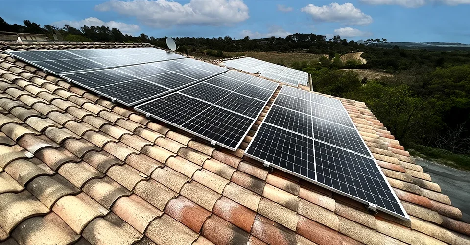 Installation des panneaux solaires Sharp dans le paysage de Saint-Chinian, montrant une fusion parfaite entre technologie et nature