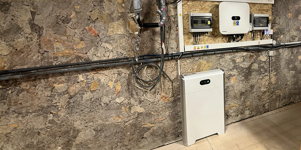 Onduleur Huawei 8kVA triphasé et batteries de 15kWh à Saint-Chinian, composants clés pour la gestion et le stockage de l'énergie solaire